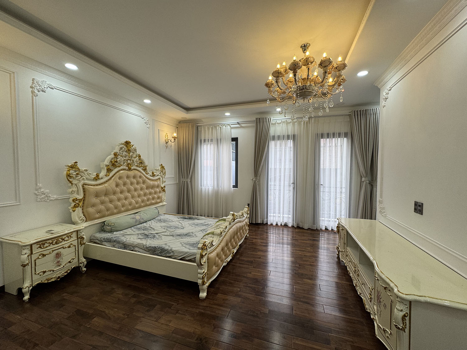 Biệt thự thiết kế tân cổ điển, full nội thất cao cấp xe hơi đổ trong nhà khu VIP Phạm Văn Hai